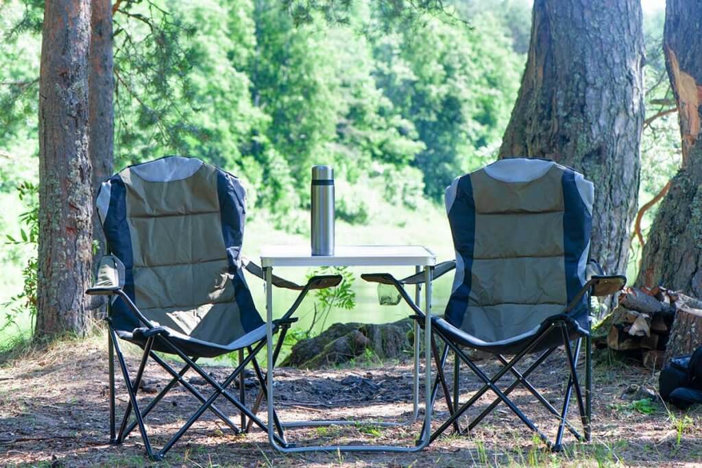 hochlehner_stuehle_auf_campingplatz_in_wald