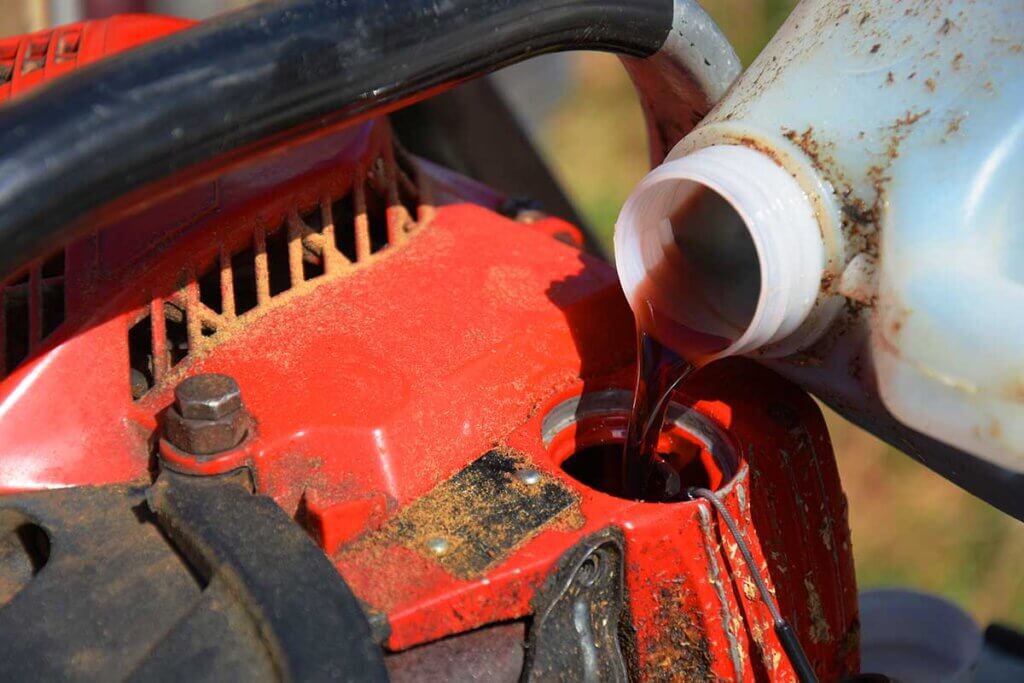 chainsaw chain oil