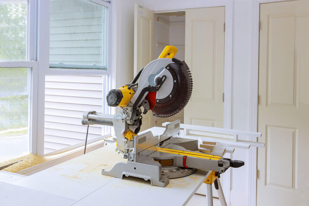 Circular saw stands on table in a room