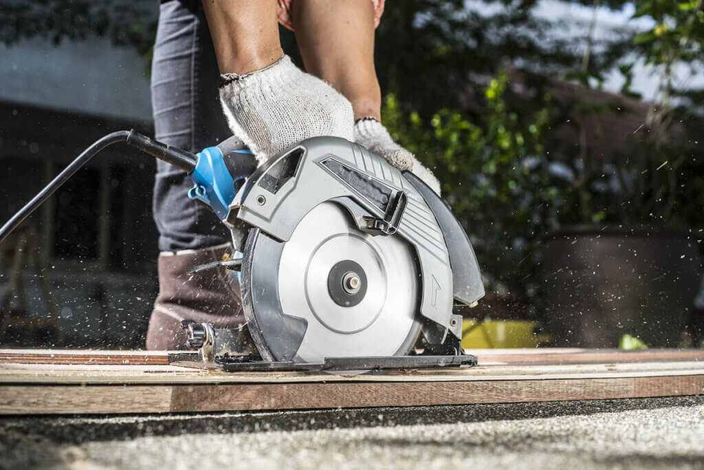 Cutting wood with a hand-held circular saw