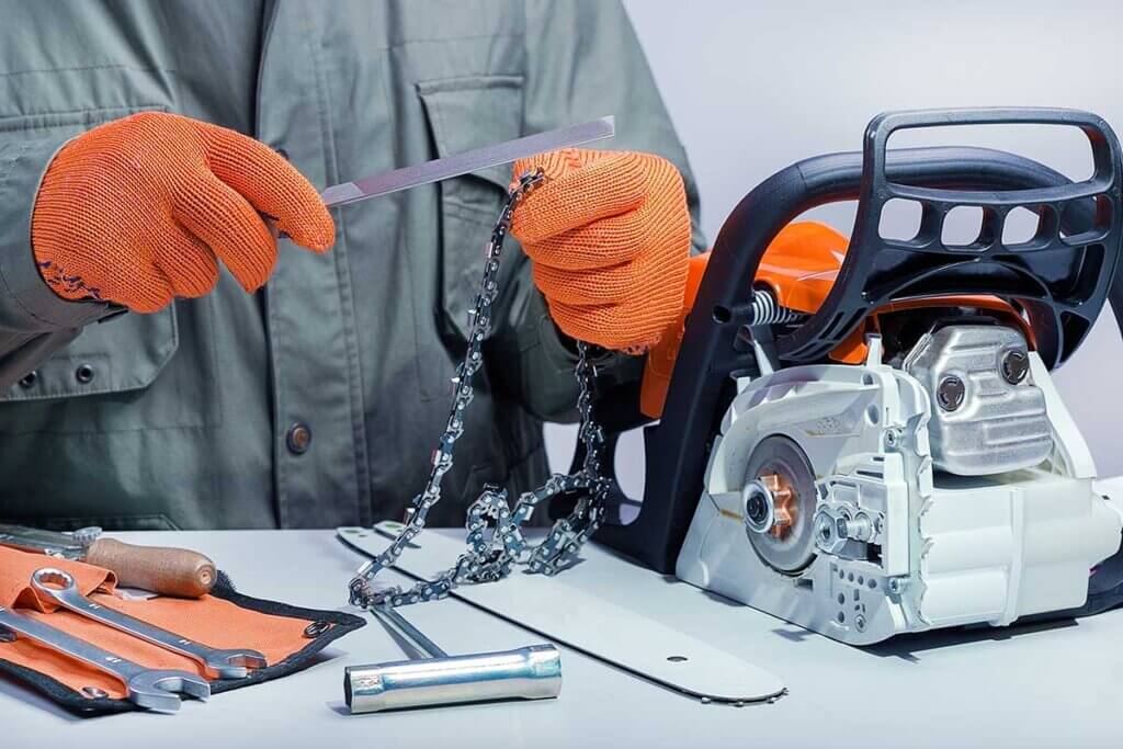 man grinding the electric chainsaw teeth