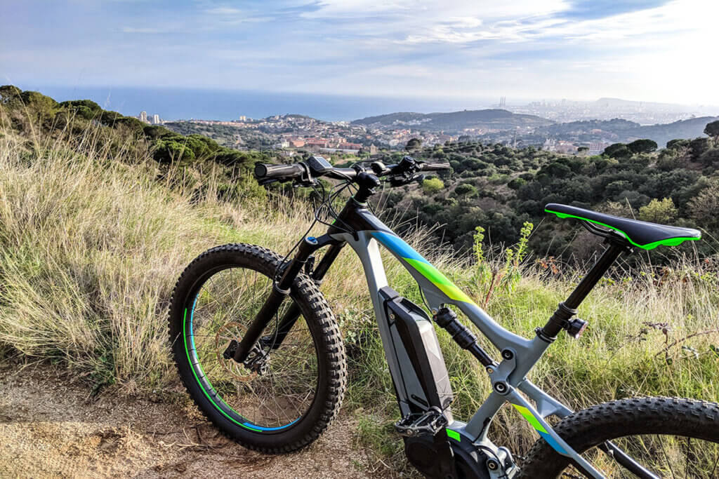 Full mountain bike, visible are the suspensions on the front and rear axles