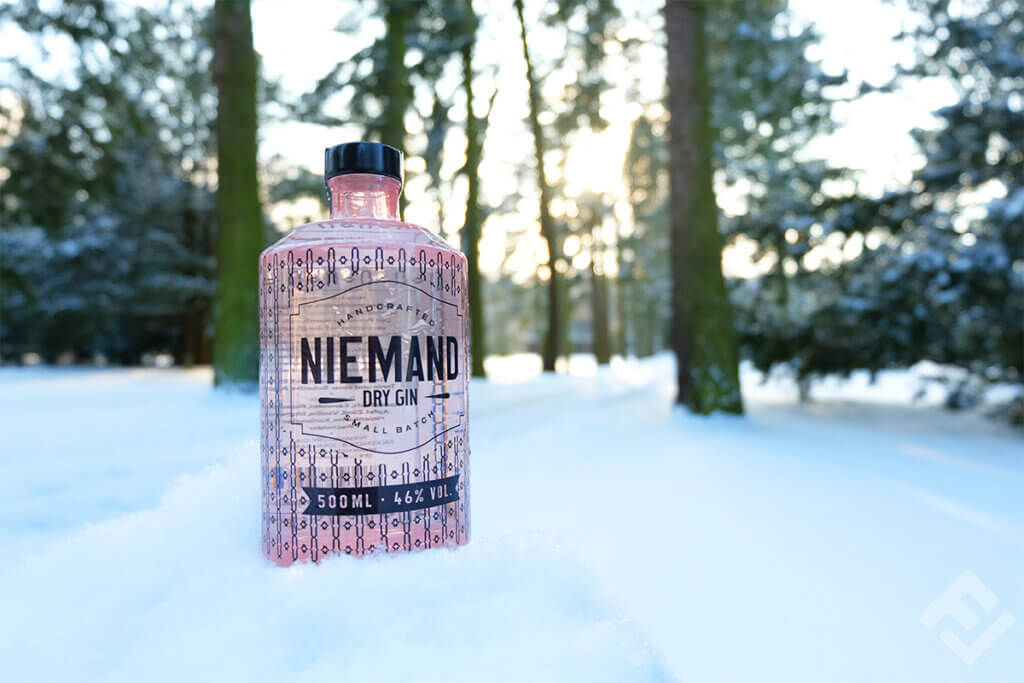 niemand_gin_in_the_snow_in_the_forrest