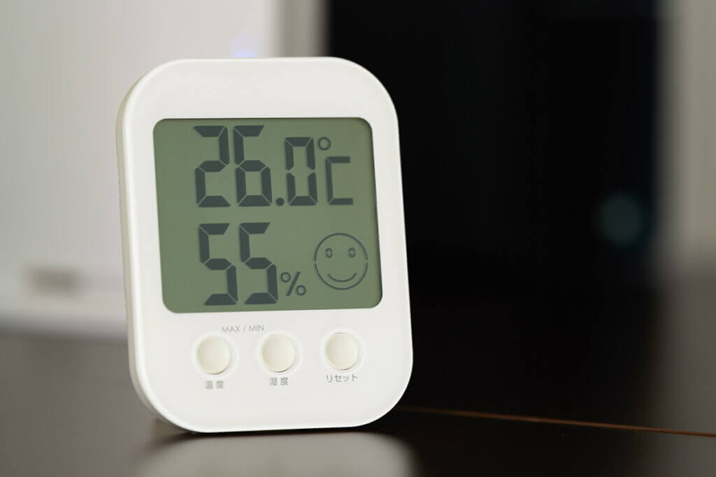 Indoor thermometer with humidity meter