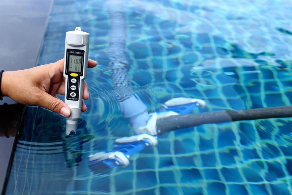 Measuring the pH value of a swimming pool
