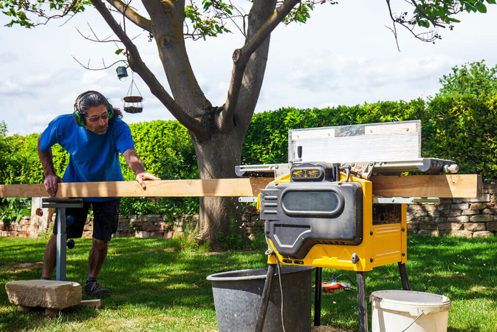 Person working with a planer in the garden