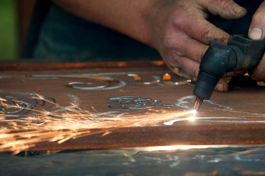per hand patterns in metal cutting