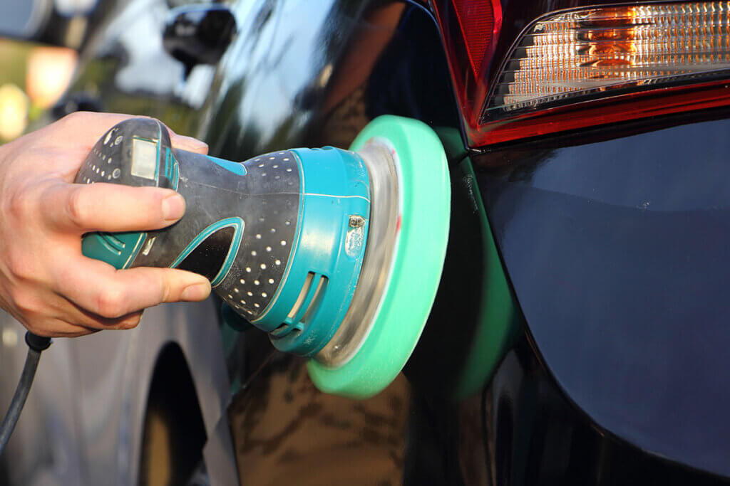 Random orbit sander polishes car