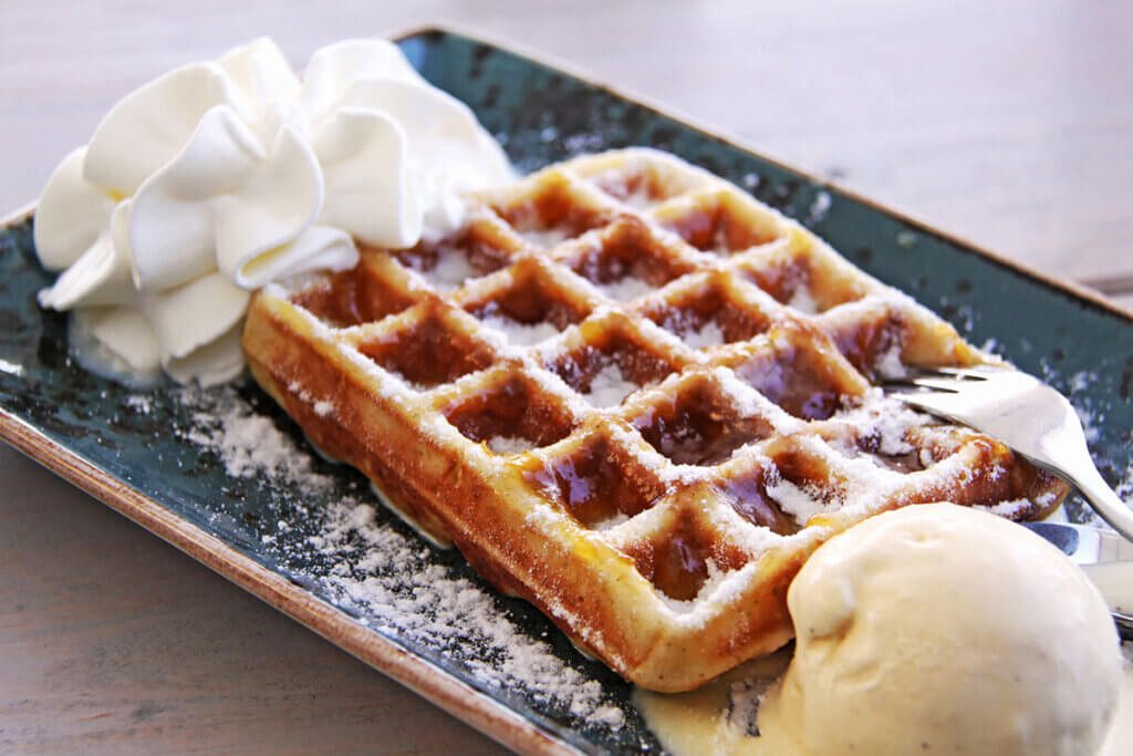 waffle_with_cream_and_ice_cream